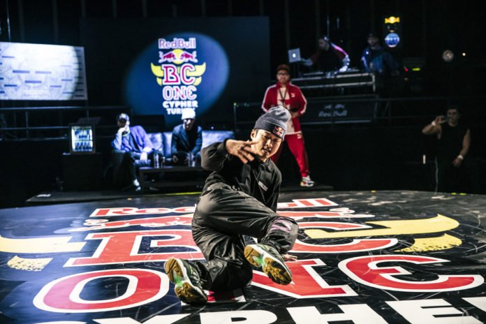 Dünyanın en prestijli breakdans yarışması Red Bull BC One bu yıl ilk kez online mecrada da bir yarışma düzenleyecek