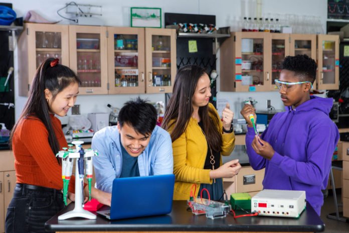 Amgen Vakfı’nın Ücretsiz Bilim Eğitim Platformu “LabXChange” COVID-19 ile Mücadele Sürecinde Geleceğin Bilim İnsanlarını Bir Araya Getiriyor Amgen Vakfı’nın Ücretsiz Bilim Eğitim Platformu “LabXChange” COVID-19 ile Mücadele Sürecinde Geleceğin Bilim İnsanlarını Bir Araya Getiriyor