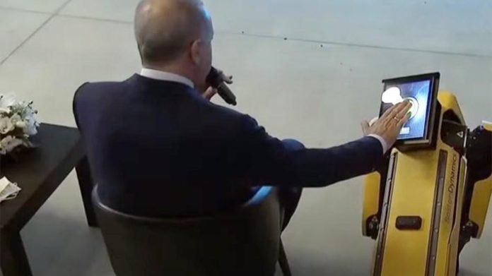 MESS Teknoloji Merkezi acilisina robot kopek Spot damga vurdu MESS Teknoloji Merkezi açılışına robot köpek Spot damga vurdu