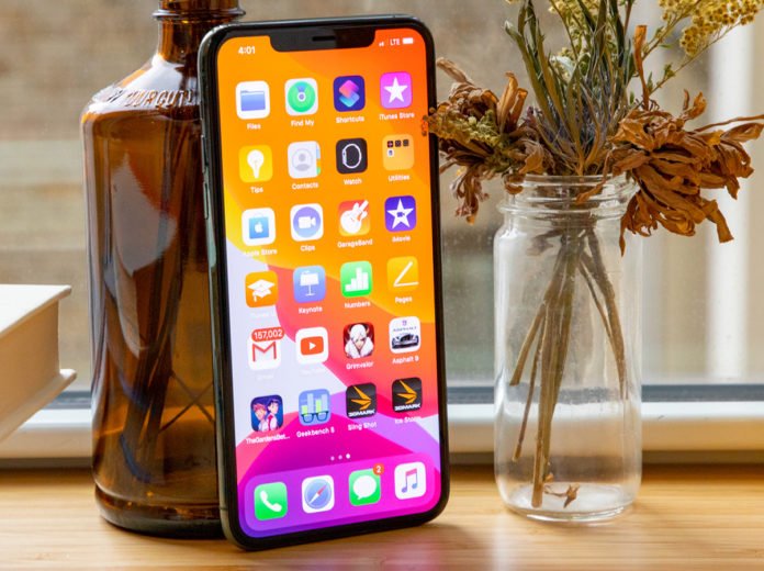 Samsung Katlanabilir iPhone Modeli İçin Apple'a Ekran Göndermeye Başladı