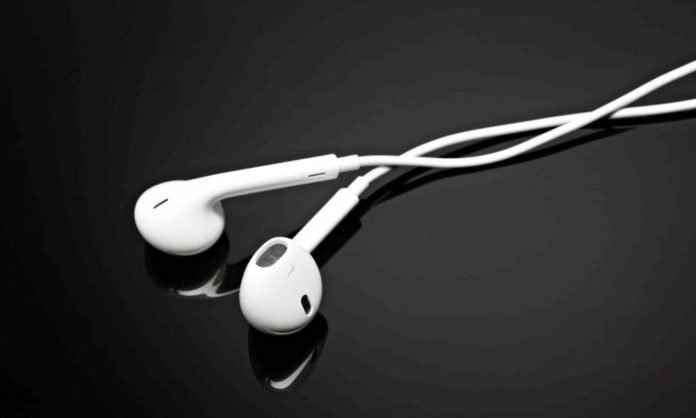 iPhone 12 kutusundan kulaklığın kaldırılması AirPods satışlarına yarayacak