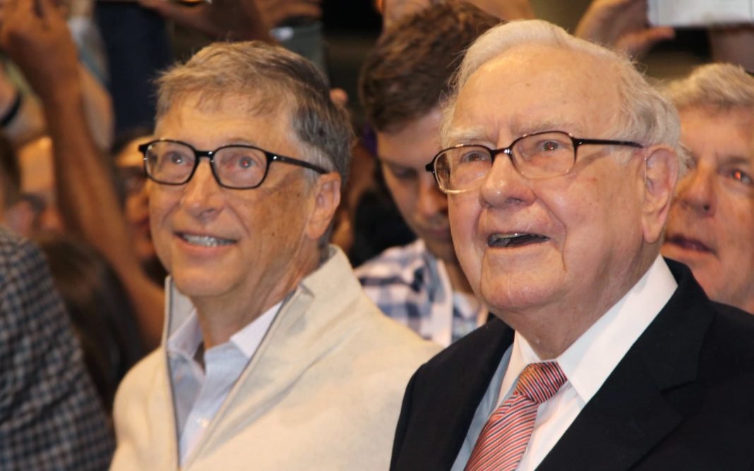 Warren Buffett, Yıllar Önce Bill Gates'i 400 Milyon Dolarlık Bir Yüzük Alması İçin Trollemiş