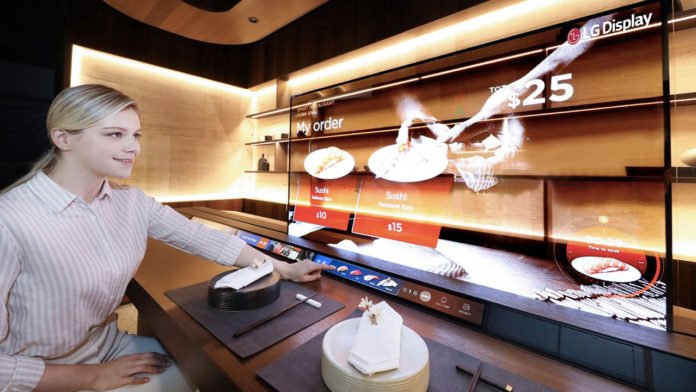 LG, COVID-19'un Yayılmasını Engellemek İçin Panel Görevi Gören Şeffaf Ekran Geliştirdi LG, COVID-19'un Yayılmasını Engellemek İçin Panel Görevi Gören Şeffaf Ekran Geliştirdi