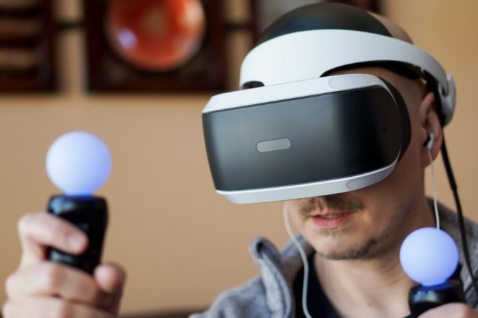 PlayStation'ın VR Oyunculukta Arkadaş Etkileşimini Artıracak Yeni Patenti Ortaya Çıktı PlayStation'ın VR Oyunculukta Arkadaş Etkileşimini Artıracak Yeni Patenti Ortaya Çıktı