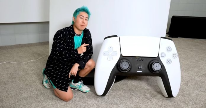 Bir YouTuber, 70 Bin Dolar Karşılığında Dünyanın En Büyük PlayStation 5'ini Satın Aldı Bir YouTuber, 70 Bin Dolar Karşılığında Dünyanın En Büyük PlayStation 5'ini Satın Aldı