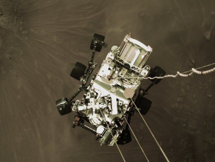 Mars'ta Görev Başı Yapan Perseverance, İlk Renkli Fotoğrafı Gönderdi