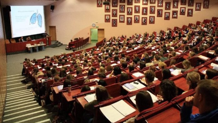 Sağlık Bakanı, YÖK'e İletilen 'Yüz Yüze Eğitim' Kararını Açıkladı Sağlık Bakanı, YÖK'e İletilen 'Yüz Yüze Eğitim' Kararını Açıkladı