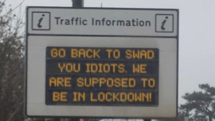 İngiltere'de Hacklenen Elektronik Tabelalar ile Şoförlere 'Mesaj': Evinize Dönün Aptallar