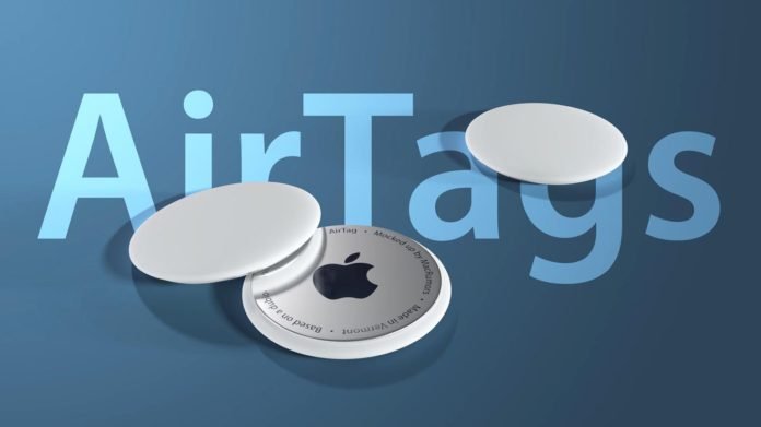 Apple'ın Yakında Tanıtması Beklenen AirTags'i İçin Oluşturulan Şık Konsept Tasarımı Apple'ın bu ay içinde tanıtacağı iddia edilen AirTags cihazı için bir tasarımcı, fazlasıyla şık gözüken bir konsept tasarım oluşturdu. 4RMD tarafından oluşturulan tasarımda metal Apple logosuna ve mat siyah ve beyaz renklerine yer verildi.