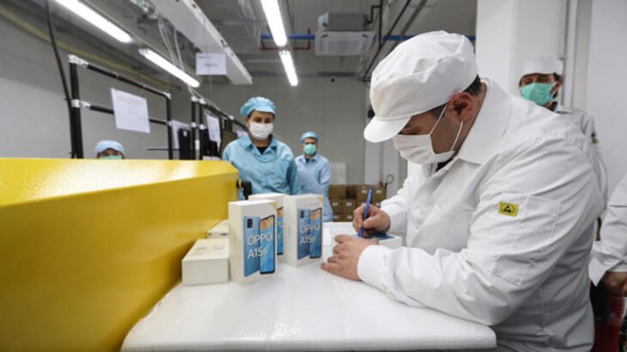 Teknoloji Bakanı, OPPO'nun Türkiye'de Test Üretimine Başladığını Açıkladı OPPO'nun Gebze'deki üretim tesisini ziyaret eden Sanayi ve Teknoloji Bakanı Mustafa Varank, Çinli markanın Türkiye'de test üretimine başladığını duyurdu.