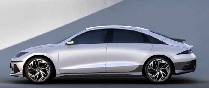 Hyundai IONIQ 6 şarj kaygısını 614 km menzil ile gideriyor.
